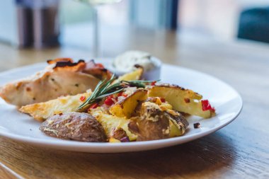 Sebzeli tavuk eti ve beyaz tabakta sos.