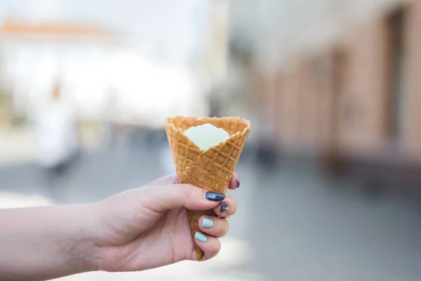 Mano Della Ragazza Tiene Gelato Alla Vaniglia Nel Cono Della — Foto Stock