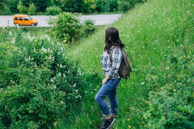 Genç esmer kadın sıcak bir yaz gününde yürüyor.