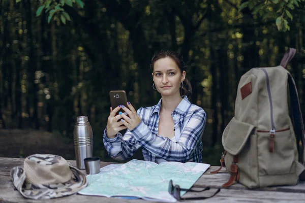 Chica Joven Bosque Con Una Mochila Teléfono — Foto de Stock