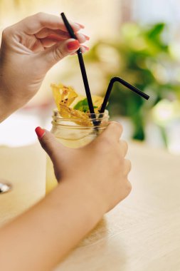Kadın el ele tutuşma kokteyli. Sarı ananas kokteyli.