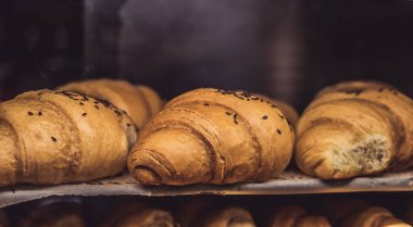 Pastanenin vitrininde nefis kruvasanlar var.