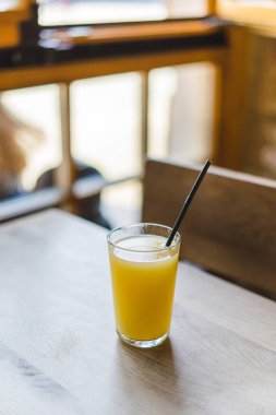 Kahve için bir bardak taze portakal suyu.