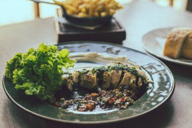 Tavuk eti, salata ve kremalı sos. Harika Avrupa kahvaltısı