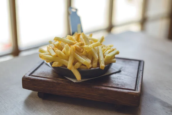 Batatas Fritas Frigideira Mesa Madeira — Fotografia de Stock