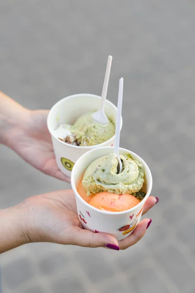 Mani Delle Donne Tengono Bicchiere Carta Con Gelato Pistacchi Gelato — Foto Stock