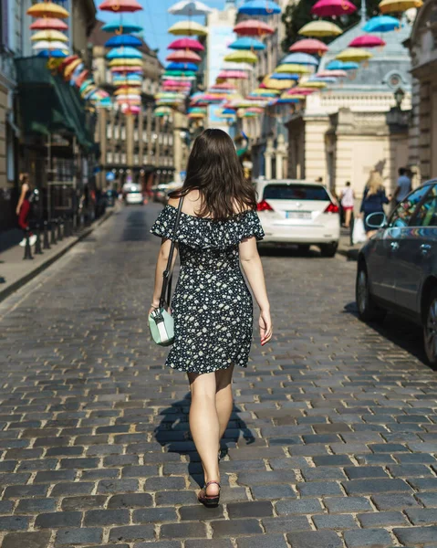 Mujer Joven Vestido Elegante Caminando Por Calle Alon — Foto de Stock