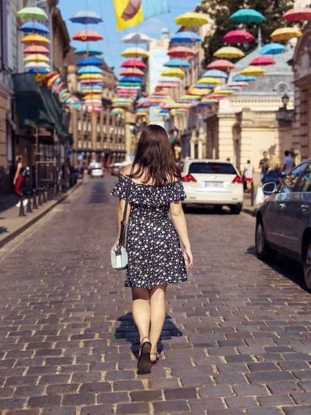 Mujer Joven Vestido Elegante Caminando Por Calle Alon — Foto de Stock