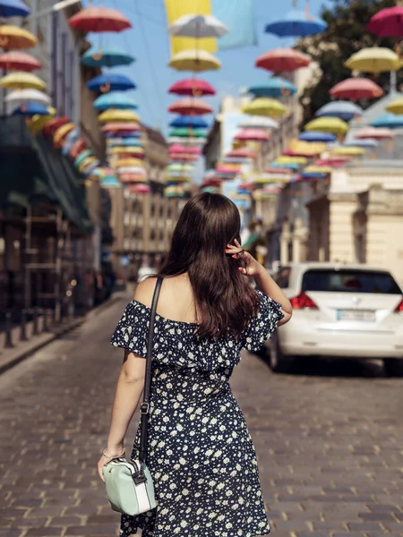 Mujer Joven Vestido Elegante Caminando Por Calle Alon — Foto de Stock
