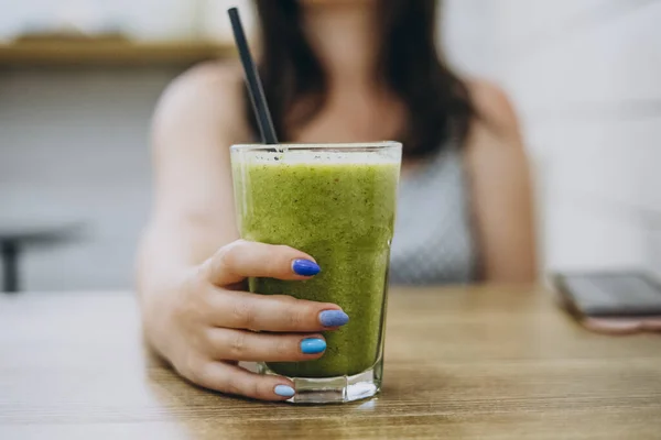 Main Féminine Avec Manucure Tient Smoothie Vert Smoothie Aux Épinards — Photo