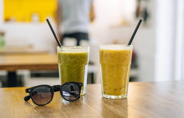 Due Bicchieri Delizioso Frullato Appetitoso Nel Caffè Estivo Frullato Verdure — Foto Stock