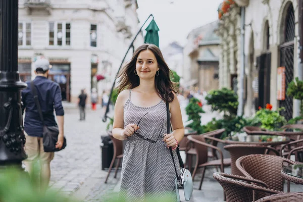 Mujer Joven Vestido Verano Sandalias Centro Ciudad Mujer Casco Antiguo — Foto de Stock