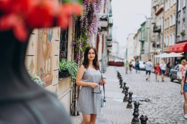 Yaz gününde güzel bir şehirde genç bir kadın.