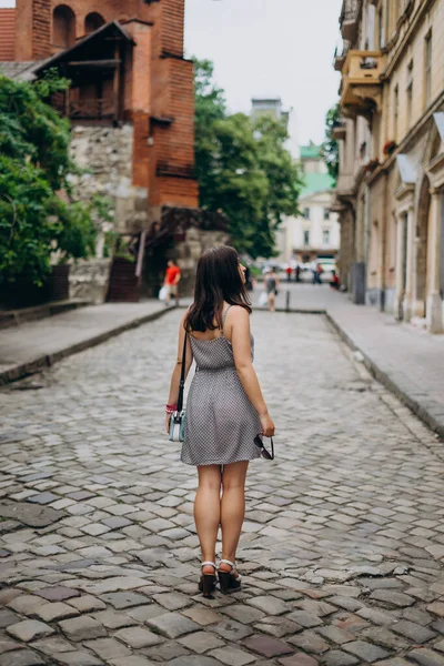 Young Woman Tour Looks Beautiful Homes City Center Girl Sundress — Stock Photo, Image