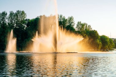 Vinnitsa, Ukrayna. Nehirde dans eden çeşme. Gün batımında güzel bir çeşme.