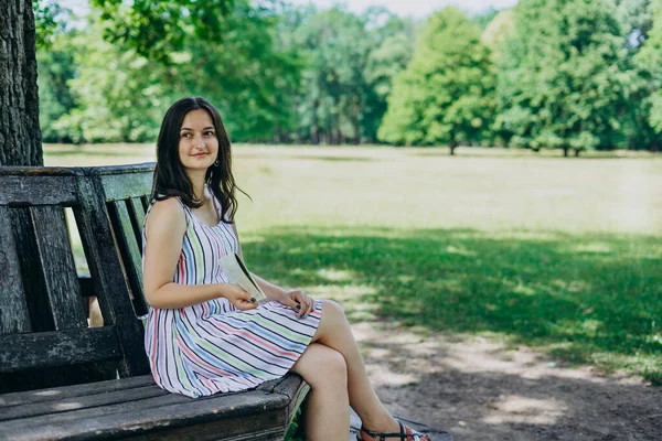 Egy Fiatal Lány Meztelenül Egy Padon Parkban Gyönyörű Nyári Fehér — Stock Fotó