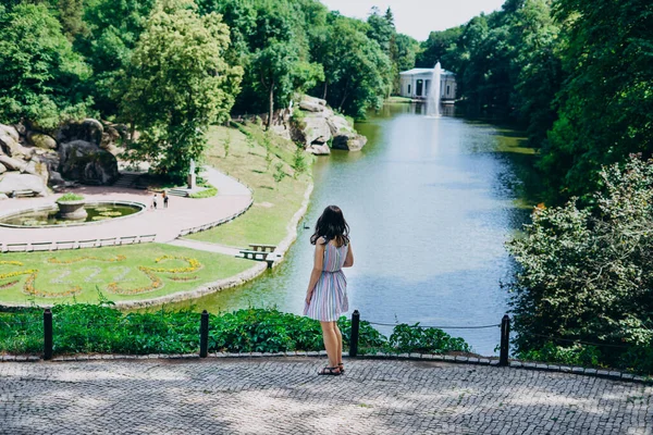 Sofia Park Ucrania Chica Dio Espalda Fondo Una Fuente Hermoso — Foto de Stock