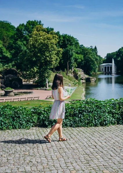 Sofia Park Ucrania Mujer Joven Con Mapa Turístico Pasea Parque — Foto de Stock