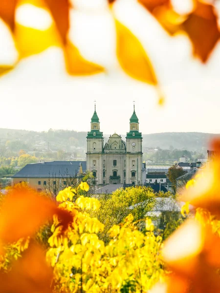 Zbarazh Ucrânia Mosteiro Uma Bela Folha Outono Panorama Cidade Com Imagens De Bancos De Imagens
