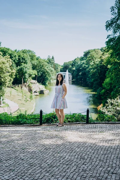 Sofia Park Ucrania Chica Morena Parque Ajardinado Chica Fondo Una — Foto de Stock