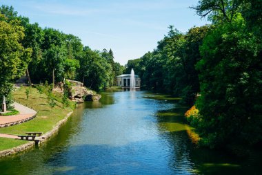 Sofia Park, Uman. Yeşil bir parkta güzel bir göl. Gölü ve beyaz çardağı olan bir peyzaj parkı. Yaz parkındaki gölde güzel, uzun bir çeşme.