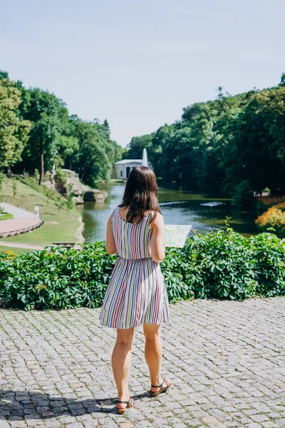 Sofia Park Uman Mujer Joven Con Vestido Sosteniendo Mapa Turístico — Foto de Stock