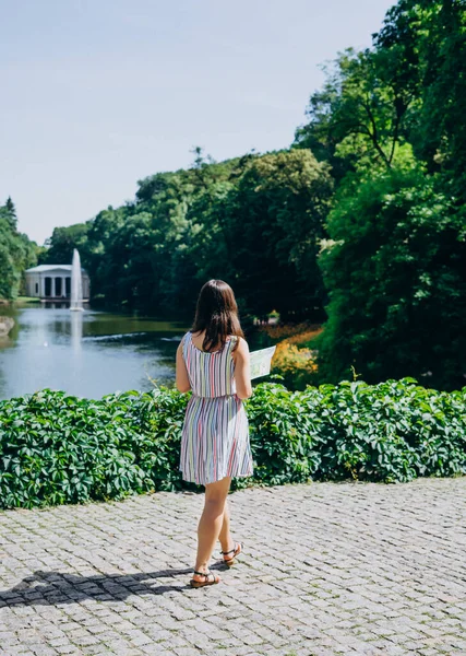 Sofia Park Uman Mujer Joven Con Vestido Sosteniendo Mapa Turístico — Foto de Stock