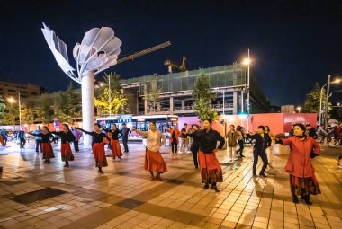 Pekin-Çin-0003Ekim 052019 Akşamları Pekin 'in bir alışveriş bölgesinde açık havada dans eden insanlar.