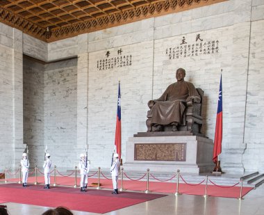 Taipei-Tayvan-0003Ekim 112019 Chiang Kai Shek heykeli nöbet değişimi sırasında.