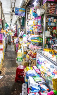 Hue-Vietnam-0008Ekim 152019 Renkli Vietnamlı kapalı alan pazarı geniş bir yelpazede mal stoklarını gösteriyor..
