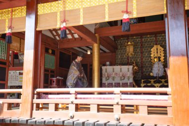 Fukuoka-Japonya-000808092019 Shinto rahibi Dazaifu Japonya 'daki Shinto tapınağında seremoni düzenliyor..