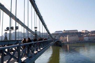 insanlar tarafından zinciri işleniyor