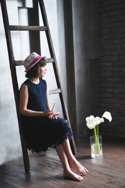 Genç kız makyaj uygulamak