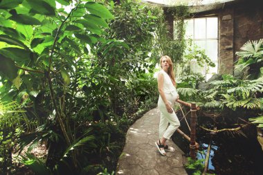 sera içinde hamile kız