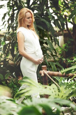 sera içinde hamile kız