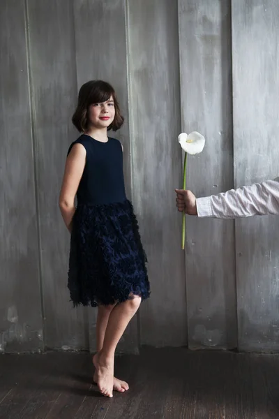 Dospívající dívka dostává Kala květina — Stock fotografie