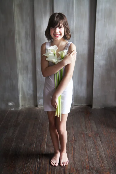 Dospívající dívka s květy cala — Stock fotografie