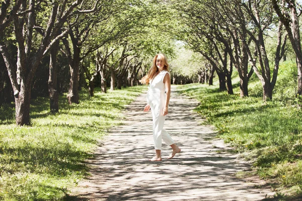 Έγκυος κορίτσι στο πάρκο το καλοκαίρι — Φωτογραφία Αρχείου