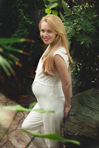 Zwanger meisje in de kas — Stockfoto