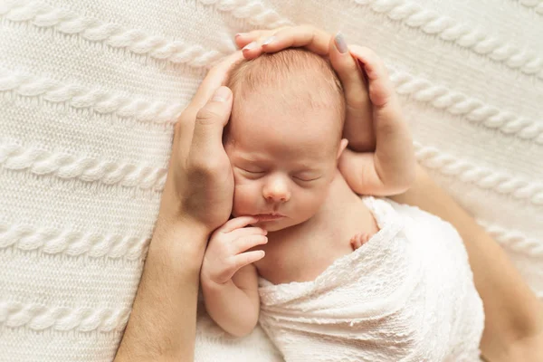 Pais mãos segurando recém-nascido — Fotografia de Stock