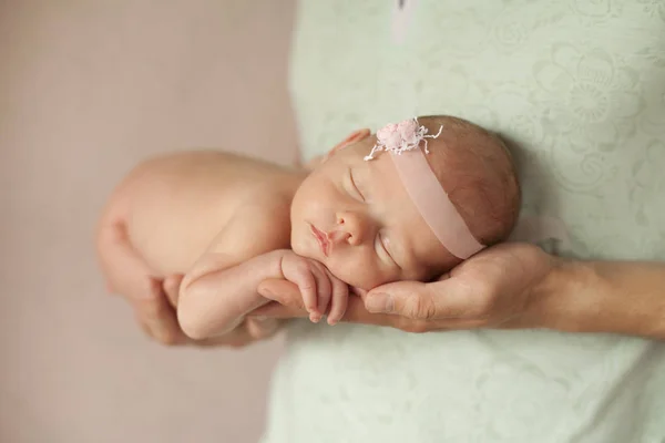 Женщина с новорожденной девочкой — стоковое фото
