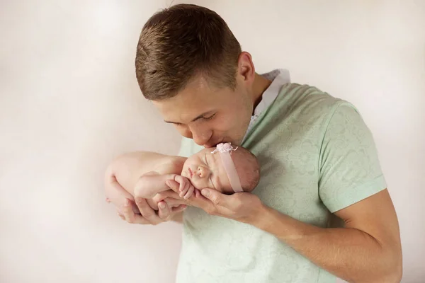 Papa embrassant son nouveau-né . — Photo