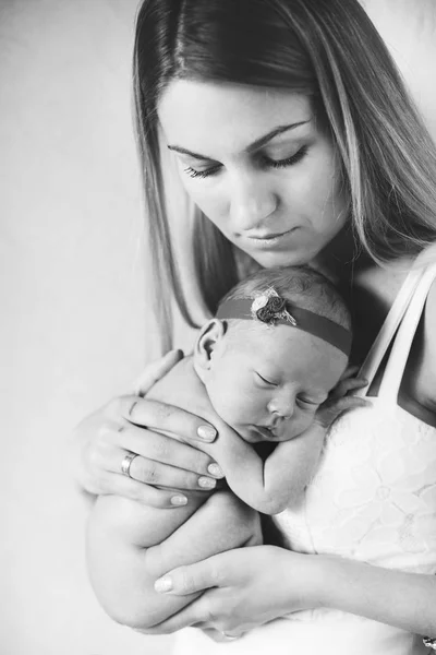 Жінка з новонародженою дівчинкою — стокове фото