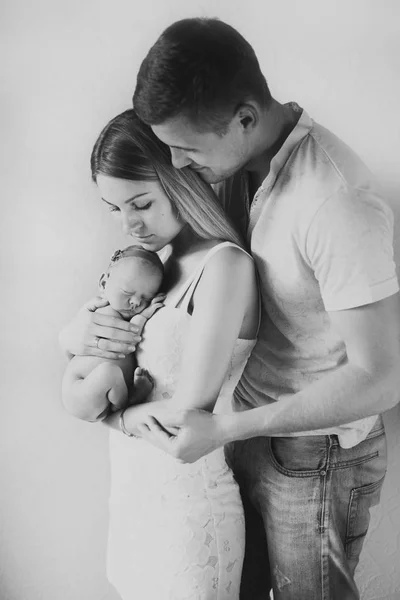 Família feliz com seu bebê — Fotografia de Stock