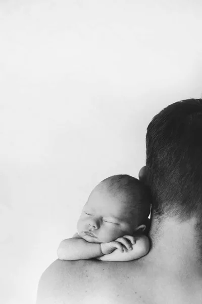 Ayah memeluk bayinya yang baru lahir. . — Stok Foto