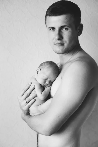 Papai abraça seu bebê recém-nascido . — Fotografia de Stock