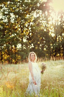 hamile kadın yaz alanında 