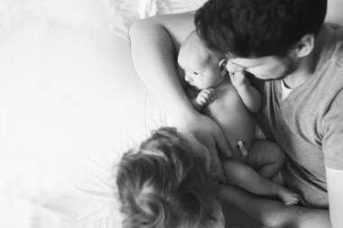 Baba küçük kızı yatakta ile.