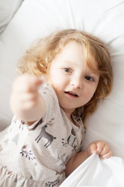 küçük kız yatakta