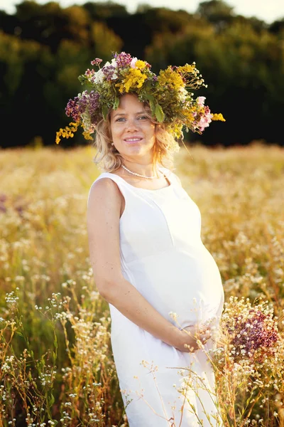 Mulher grávida em grinalda — Fotografia de Stock